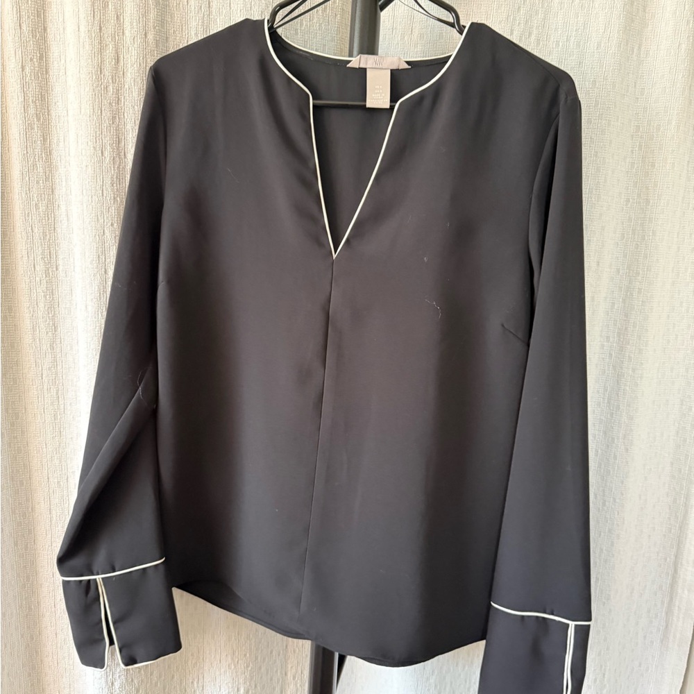 H&M Gray and White Blouse with V-Neck and Long Sleeves